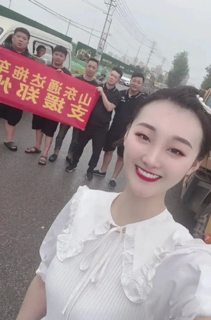 衣领|大衣哥儿媳晒照为灾区加油，穿娃娃领甜美可爱，滤镜下成蛇精脸