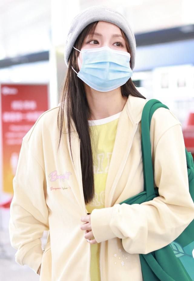 颜色|张嘉倪一身“童装”既视感 衣服休闲又舒适