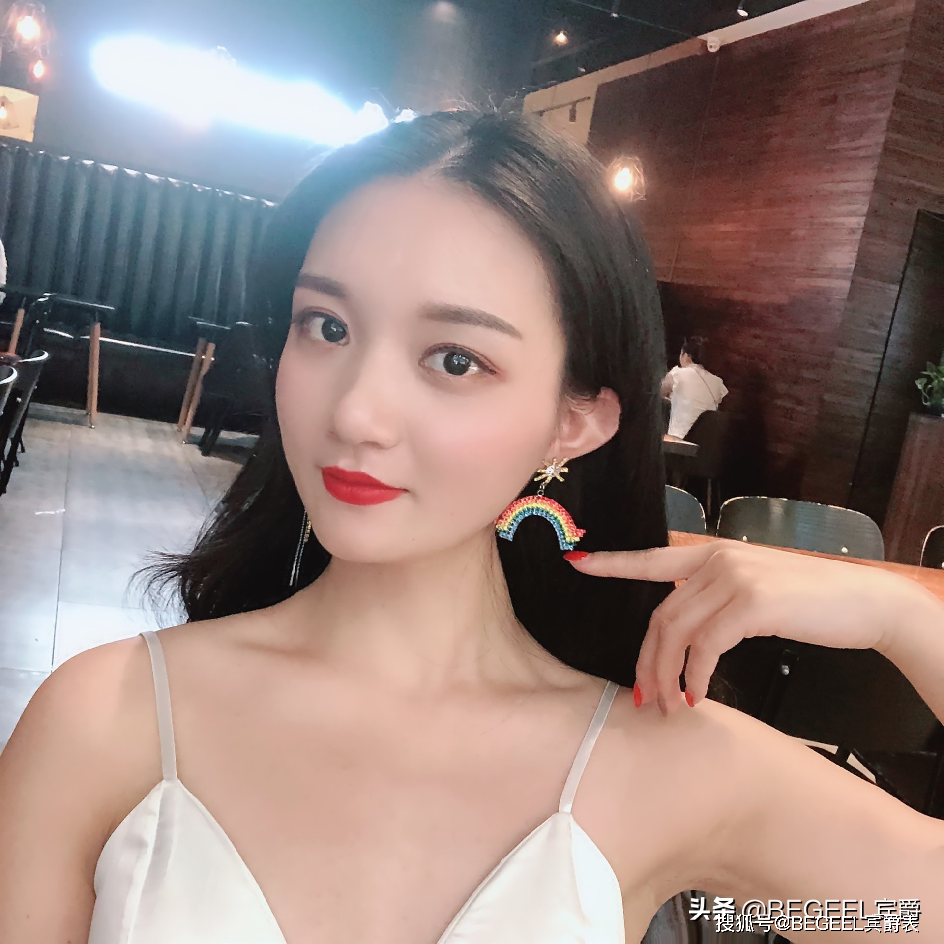 耳环|女人约会戴这三种首饰，温柔又有女人味