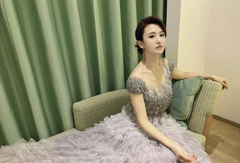 亮点|著名主持人张蕾魅力全开！穿一件真丝的材质印花裙，减龄又时髦