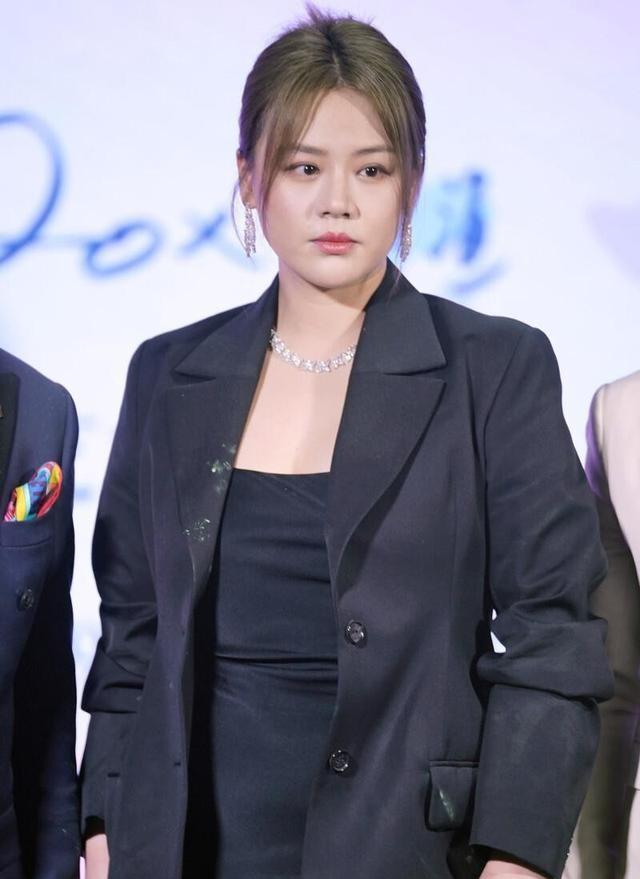 活动|马思纯身材有点控不住,出席活动要穿加大号西装,赘肉快遮不住了