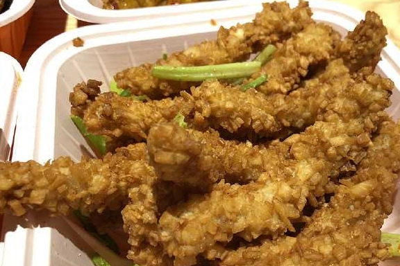 下锅|从这里打包4盒炒菜，回家路上，我没忍住偷吃了好几口！