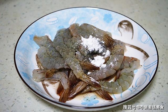 做法|早餐这样吃孩子再也不赖床了，一口一只虾的锅贴，好吃到停不下来