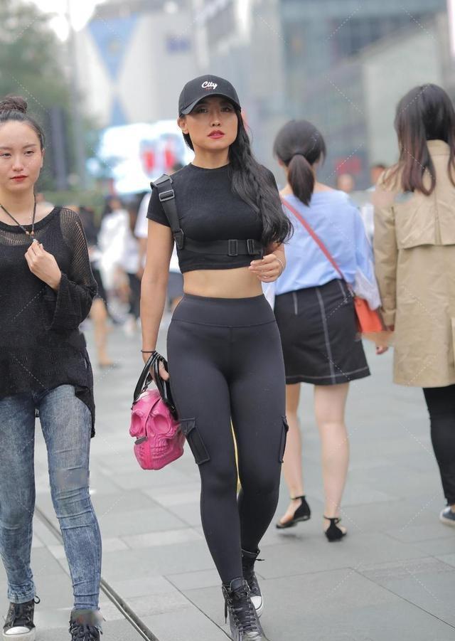 黑色|雷吉斯懒懒散散地出门迅速穿上衣服，展现出漂亮大方的美丽