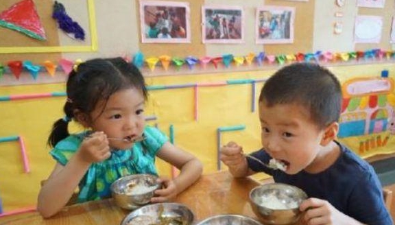家长|孩子从幼儿园回家,却说饭菜里有苍蝇,宝妈搞清真相后哭笑不得