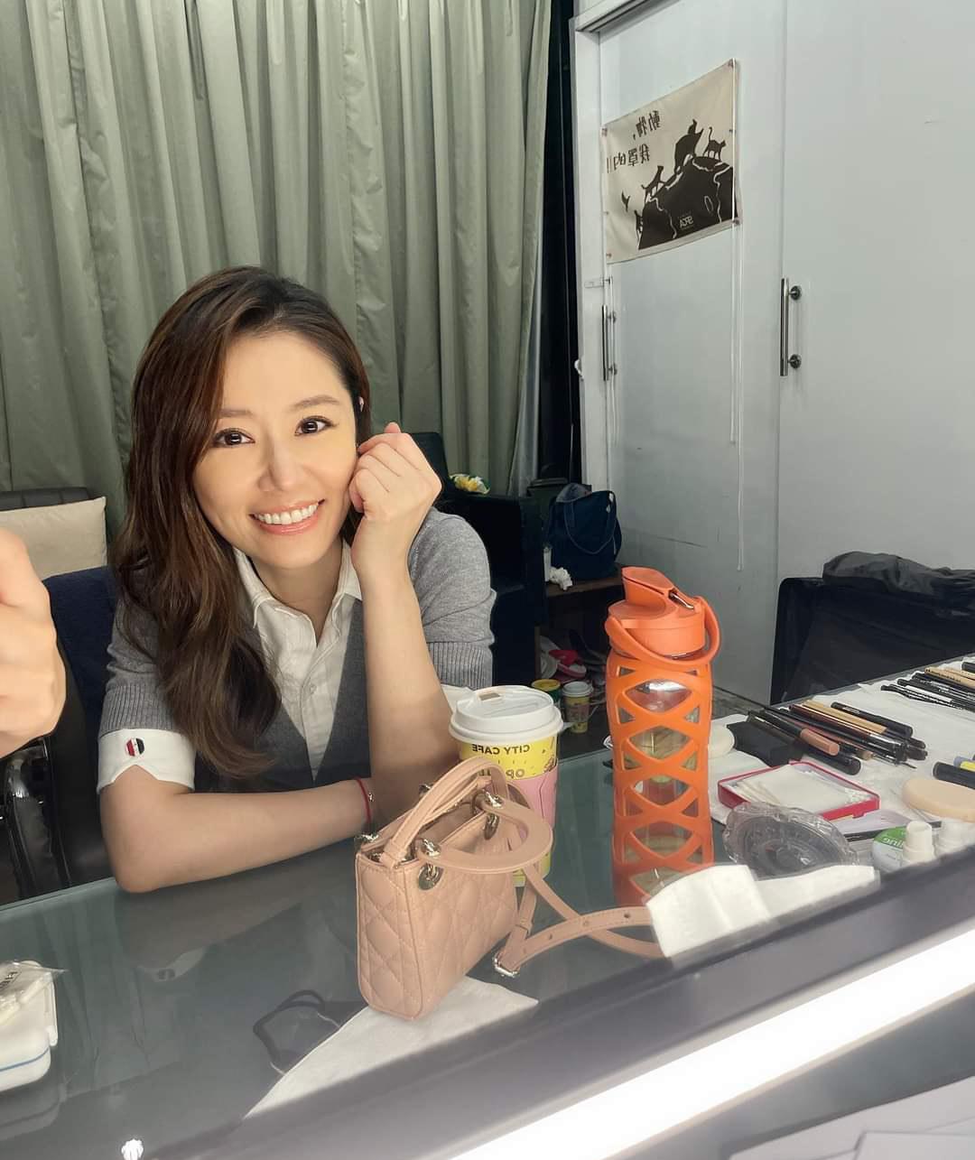 林心如|林心如上班真奢侈，穿上千针织衫拎4万包，难怪被吐槽“铁公鸡”