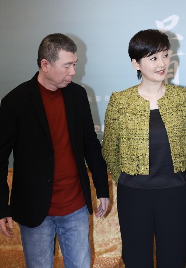 黑色|冯小刚携妻子出席活动，徐帆挽手臂小鸟依人，有种夫唱妇随的感觉