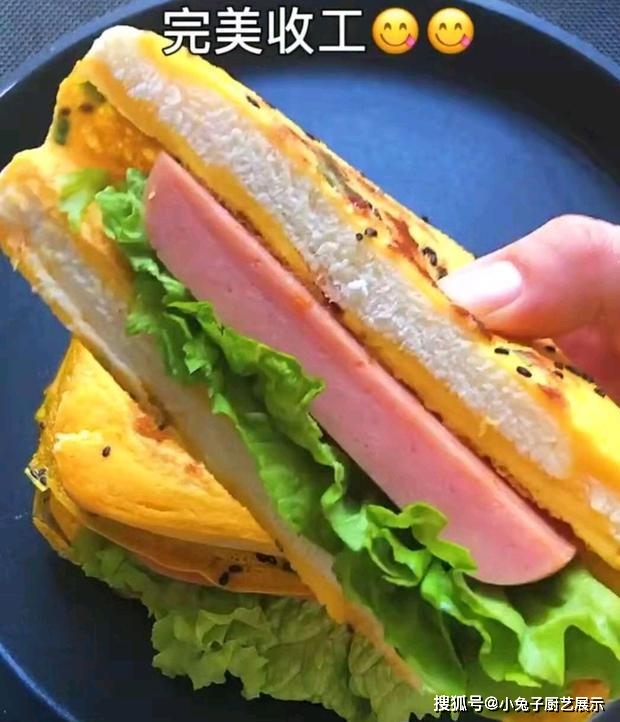 美食|明天早餐吃什么，来试一下这个特色早餐，2块馒头1块火腿1张生菜