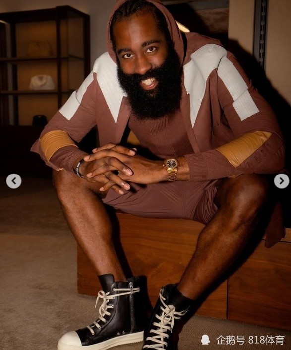 夜店登!哈登戴大金链子杀回夜店,黑人美女勾肩搭背,登哥笑容灿烂