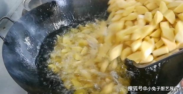 大廚教你怎麼燒大鍋菜土豆紅燒肉營養味美酥香軟爛不膩口