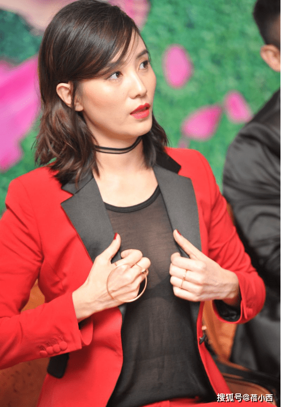 好身材|宋佳平常把好身材藏起来，这回穿西装内搭薄纱上衣，直接透出内衣