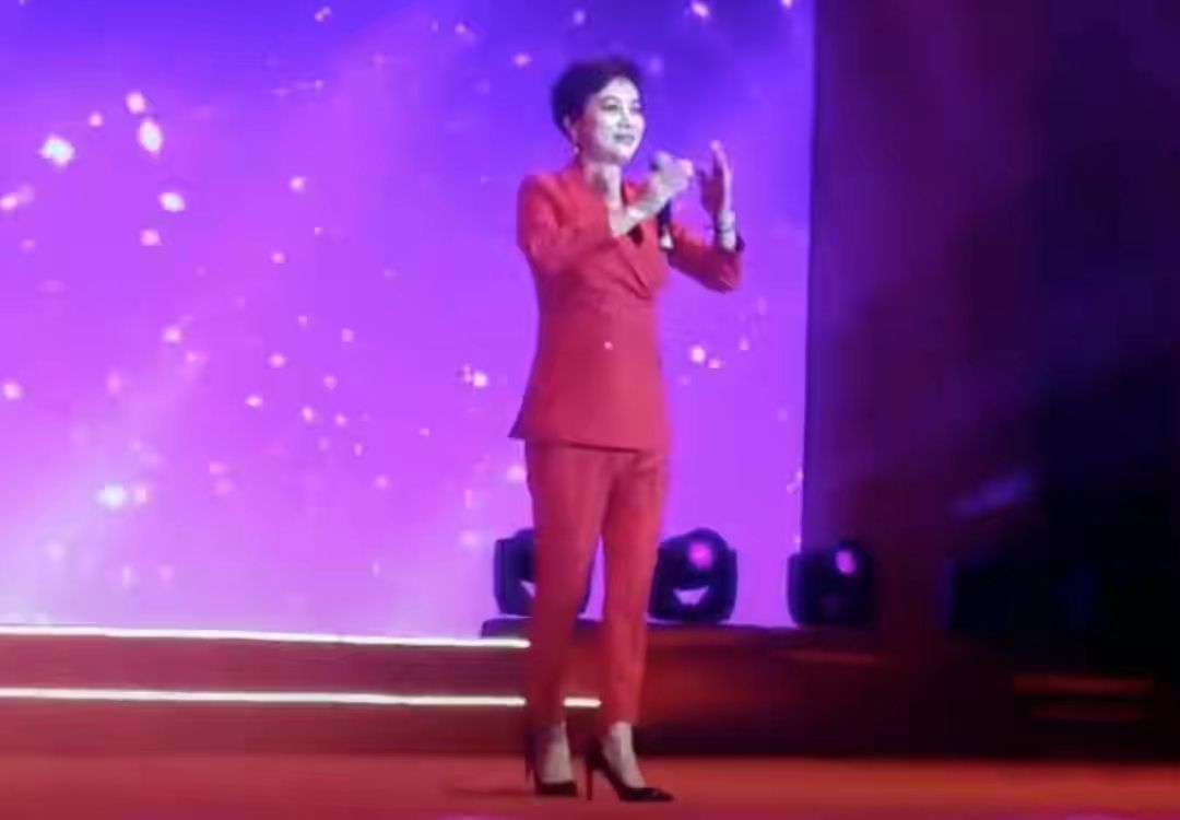 李玲玉|李玲玉晒近照大变样，连美颜也难掩老态，58岁还在装阿姨不假吗？