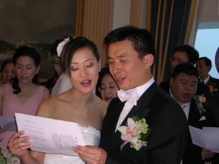 终于在2005年,黎美娴嫁给了元朗铺王之称的谢兴肇,从此之后过上了幸福