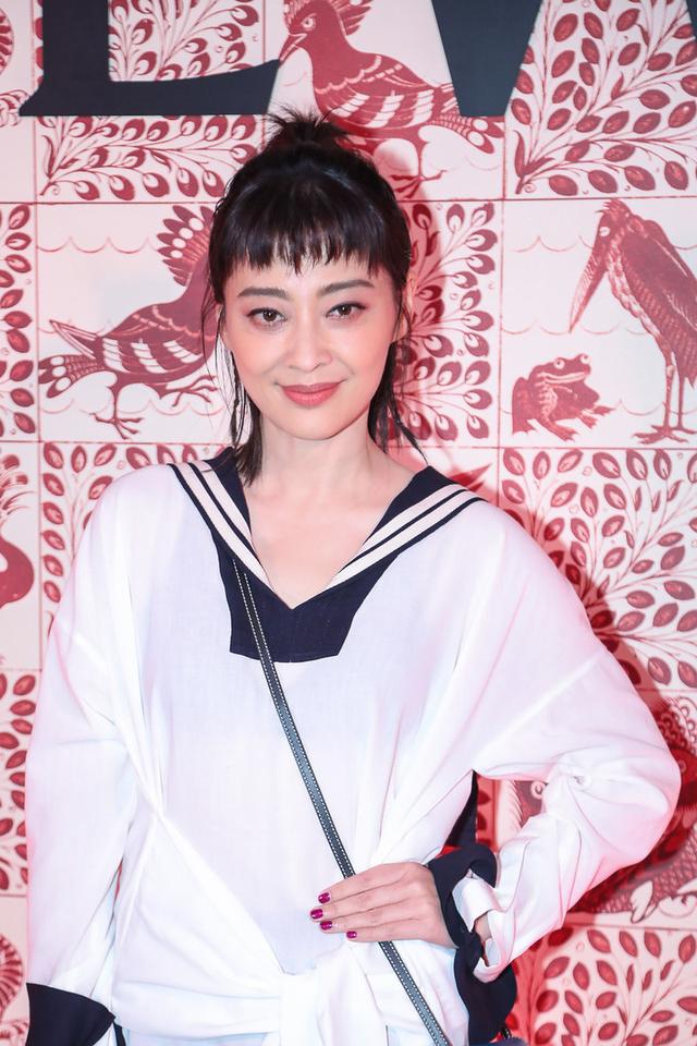 黑色|梅婷扮嫩失败，剪“狗啃刘海”真显老，终于相信她44岁了