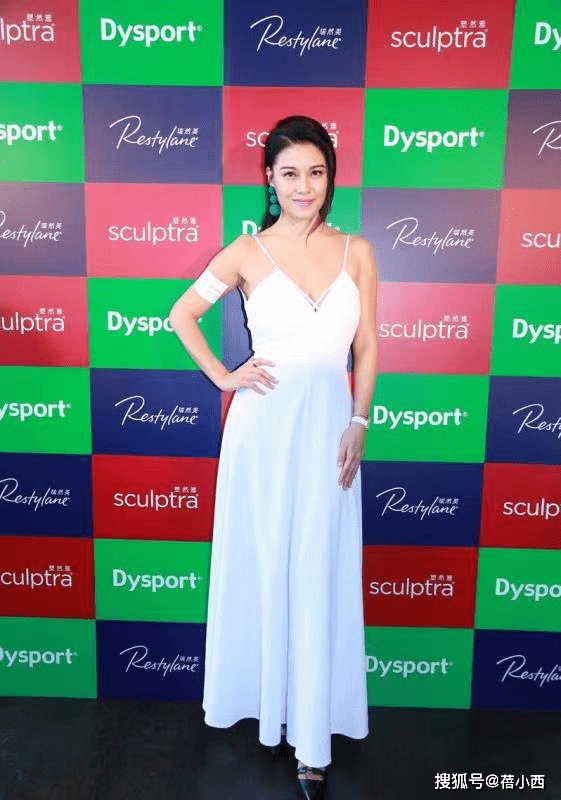 高跟鞋|廖碧儿的“3D”身材好吸睛,把吊带裙穿得“满当当”,气质惊艳