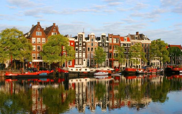 阿姆斯特丹，有一群歪歪斜斜的运河楼