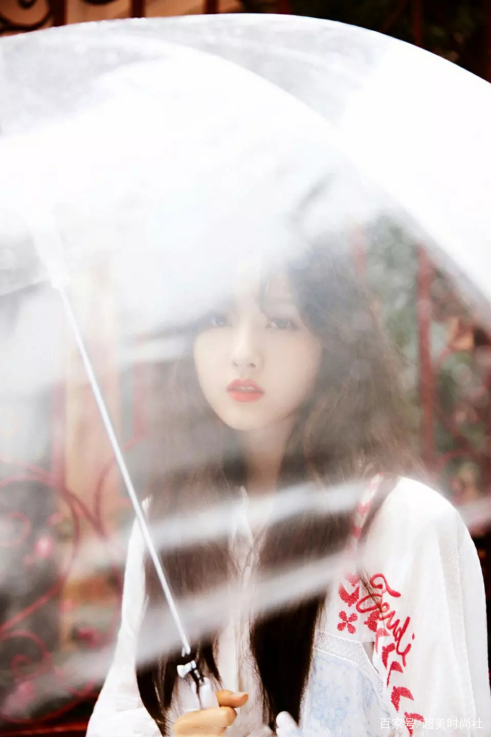 杨幂|下雨天也美成画中仙！杨幂雨中演绎妖艳鬼魅，倪妮撑伞高级优雅！