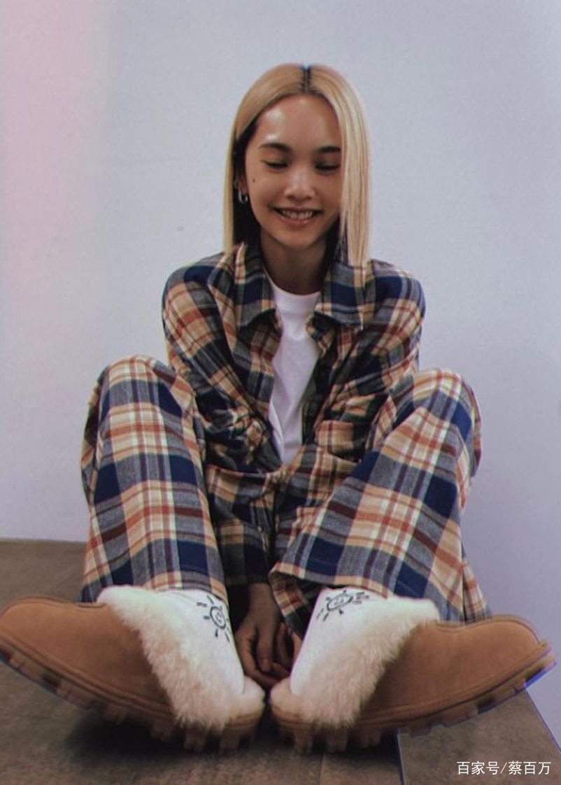 Gigi|辣模Gigi帮孩子爸庆生，办复古街机派对，100元独角兽拖鞋却抢镜