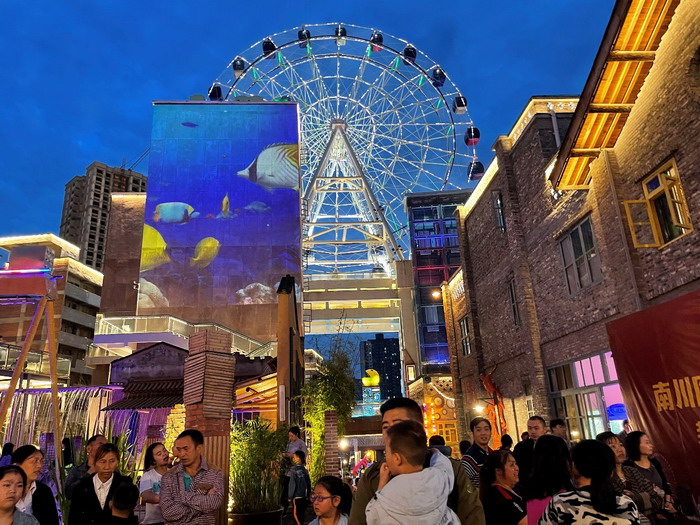东街是如何展示多元化文旅跨界的?-动能智库一行六人到访重庆南川东街