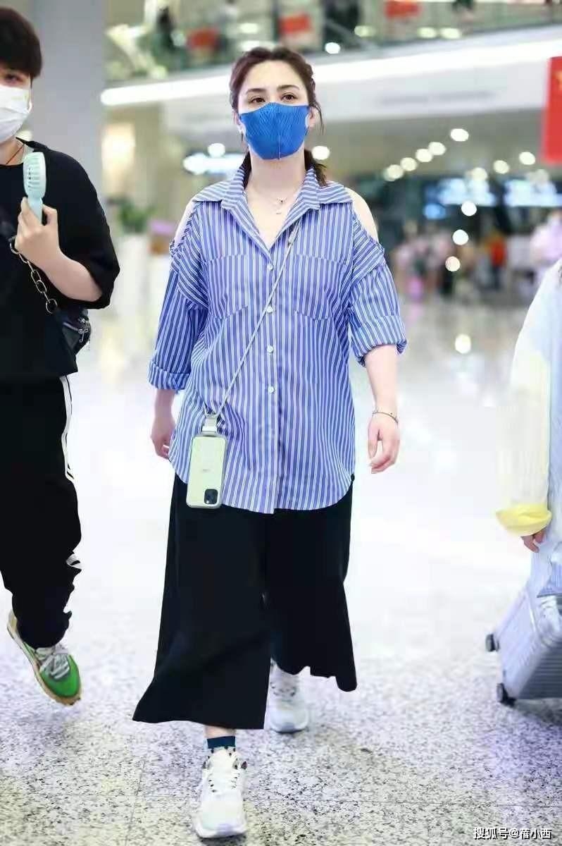 黑色|阿娇钟欣潼不在乎身材了吗？穿得松松垮垮走机场，不过还挺洋气的