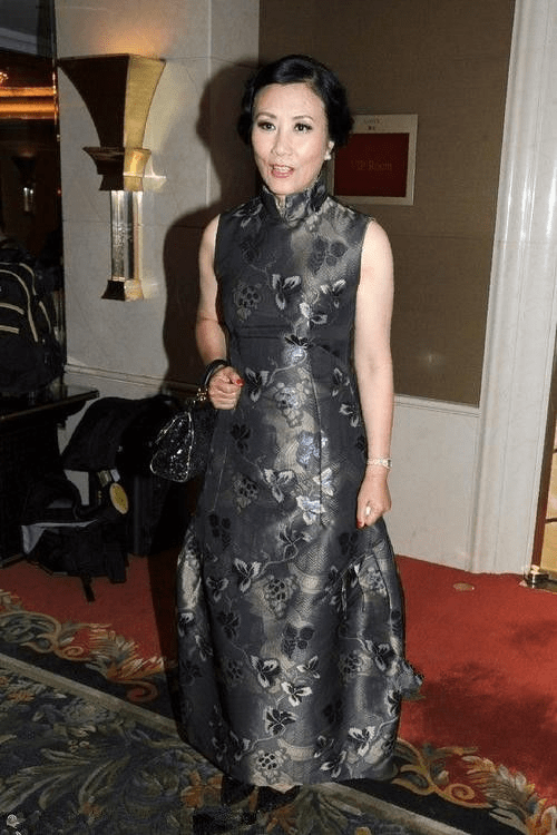 颜色|当汪明荃同框徐小凤，终于明白女人上了年纪，为什么喜欢穿花衣服