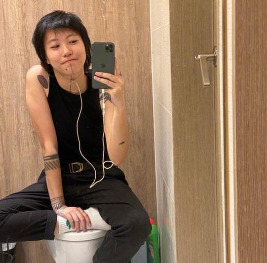 姐妹|窦靖童穿中性风穿搭配一头短发,整个人干净利落,给人清爽的感觉