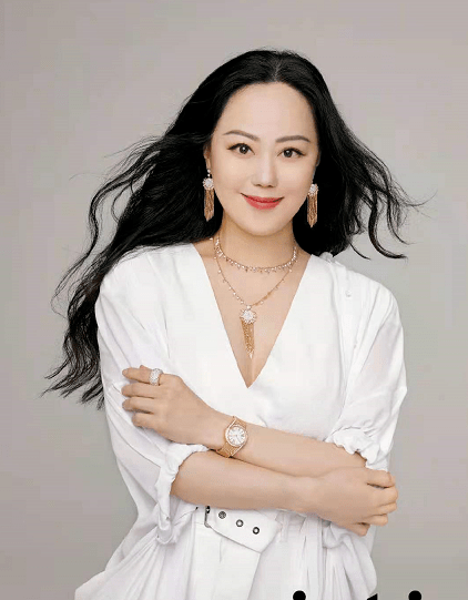 原创败家女章小蕙名媛范十足穿深v裙身材丰腴不像58气质绝了