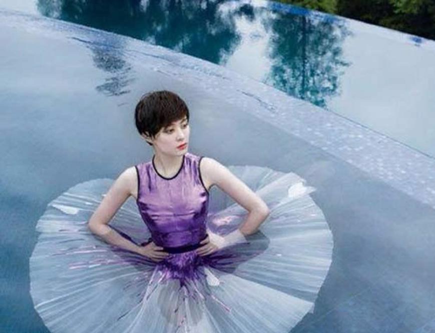 黑色|孙俪换新发型，齐刘海搭碎花裙演绎法式风，网友：太有女人味了？