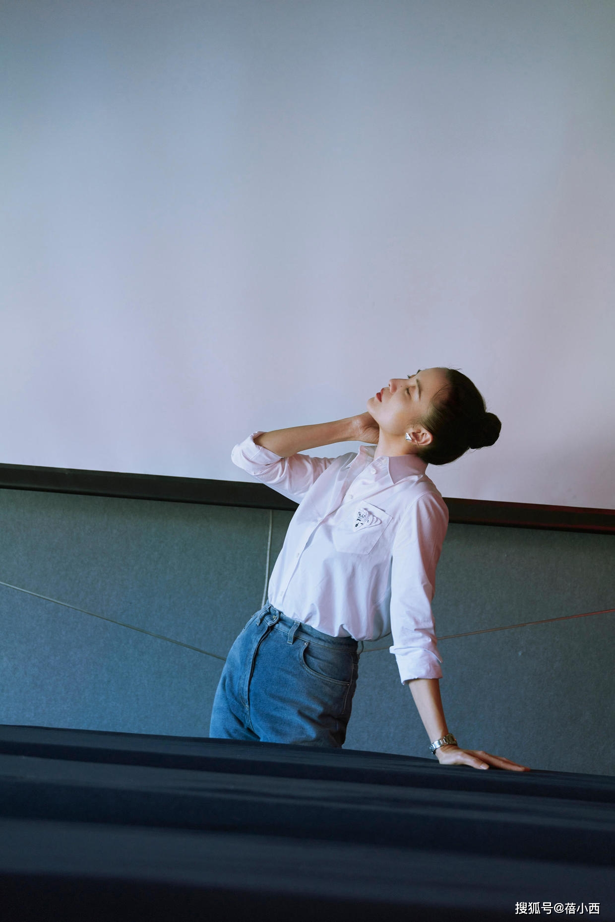 好身材|宋佳平常把好身材藏起来,这回穿西装内搭薄纱上衣,直接透出内衣