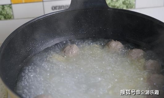 因为|新婚第一天老婆早起做饭,老妈当场发飙,老婆怒怼:爱吃不吃!