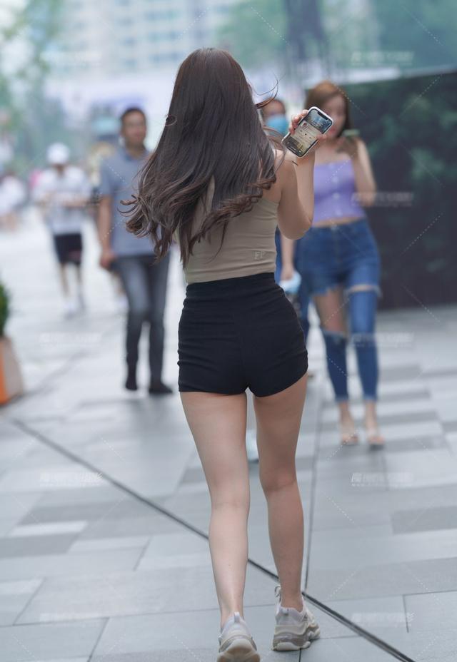 女生|简约修身的穿搭，穿出好心情，无袖针织衫配短裤，简洁美丽又大方
