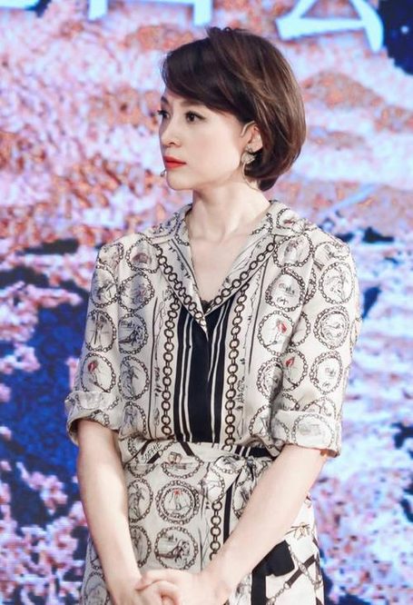 小白|女人到了中年，放弃牛仔裤配小白鞋吧！瞧董卿这样穿，太气质！