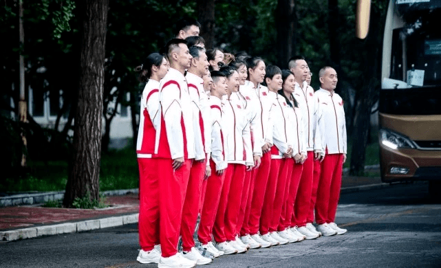 服装|国家队开幕式入场彩排曝光！朱婷穿红白印花裙女神范十足，超喜庆