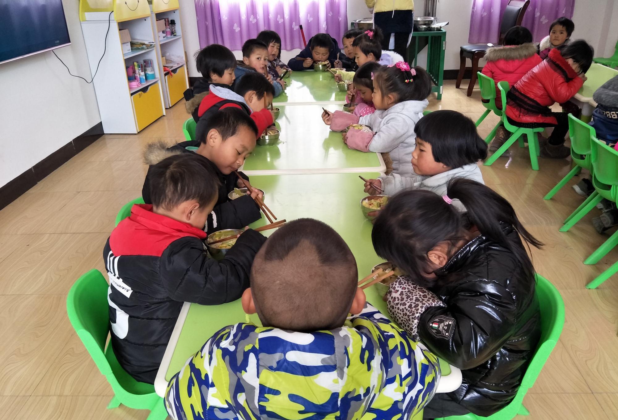 家长|家长疑惑：幼儿园伙食费一天15块，三餐加两点，孩子能吃到啥？