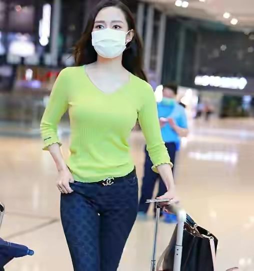 显得|郎朗老婆再怎么营销,路人镜头暴露真实肤色,脸黄又瘦反而不美!