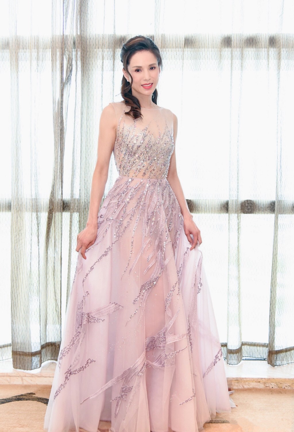 塑造形象|李若彤难得素颜亮相，穿搭时髦仍难掩一脸憔悴，55岁的模样很真实