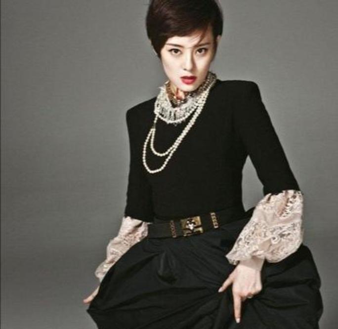 黑色|孙俪换新发型，齐刘海搭碎花裙演绎法式风，网友：太有女人味了？