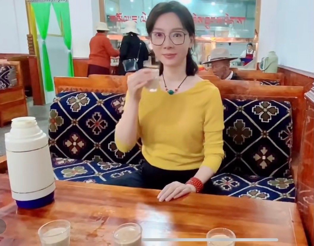黑色|陈数晒照修了图还有老态，身材明显下垂还有肚腩，这才是真实的！