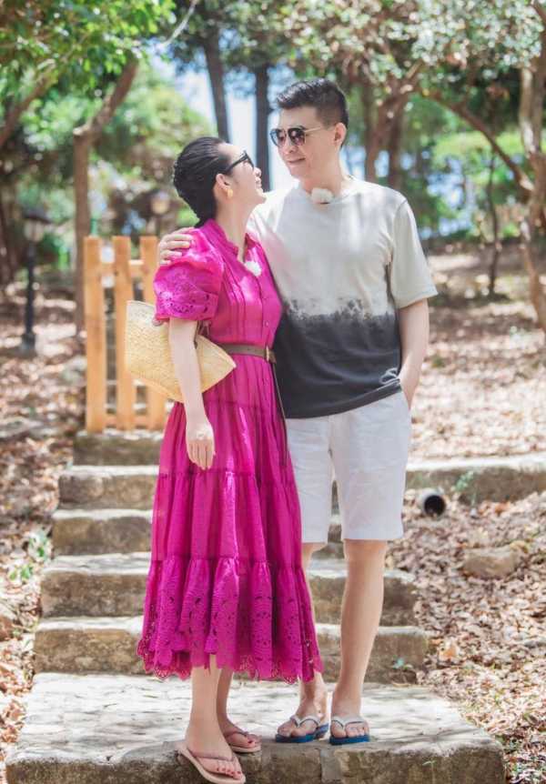 老公|“影后”秦海璐真耐看，穿玫红色长裙度假，晒老公甜蜜合照真幸福