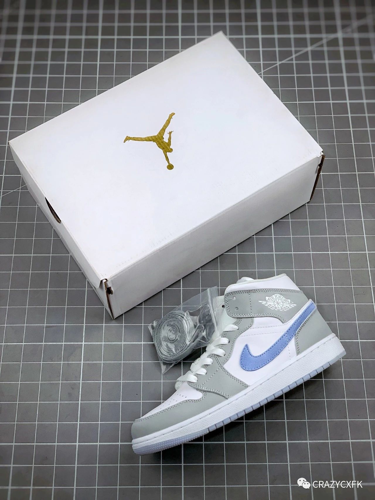 Jumpman|乔丹 Air Jordan 1 Mid WMN 中帮冰蓝烟灰运动鞋评测