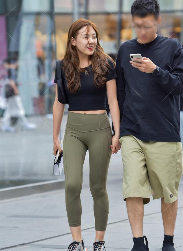 颜色|黑色修身短袖搭配军绿色打底裤，百搭休闲，旅游必备穿搭