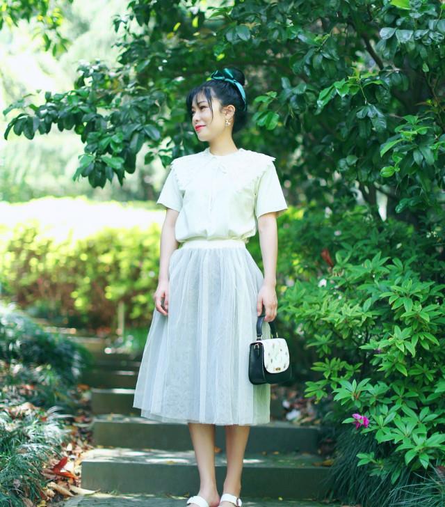 整体|今年火了一种穿法叫:上衣短了“大半截”,配半身裙,好洋气显高