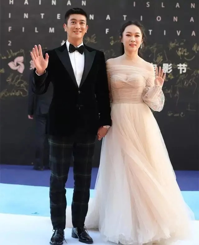 网友|7月23日，组霍思燕和杜江的合影，并配文“霍思燕和杜江一起秀恩爱，