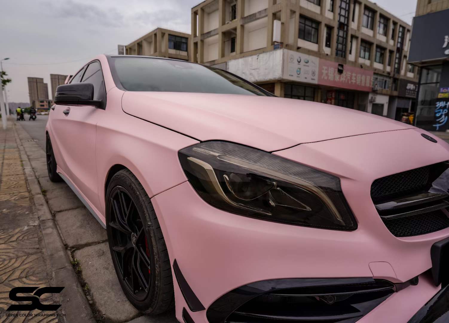 奔驰a45汽车贴膜scfilm改色膜消光樱花粉