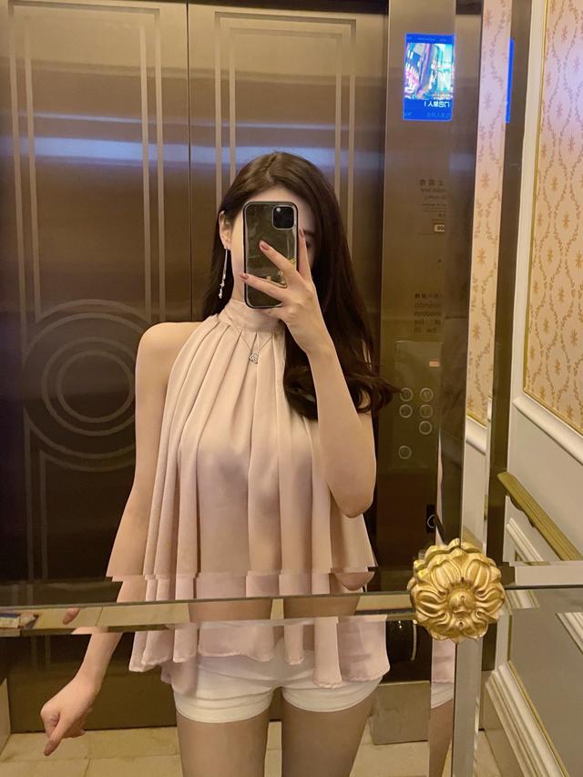 人间|美女穿上人间水蜜桃粉色甜美法式露肩上衣,成为了温柔小姐姐。