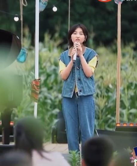 服装|《向往的生活》收官！张子枫温柔献唱，身穿牛仔嫩得好像还没长大