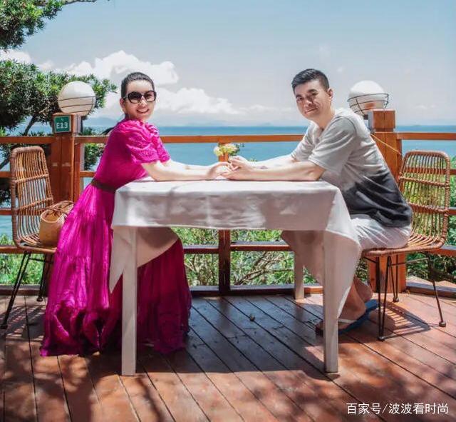 身姿|46岁秦海璐被宠成小公主，穿玫红长裙精致减龄，配人字拖还很美