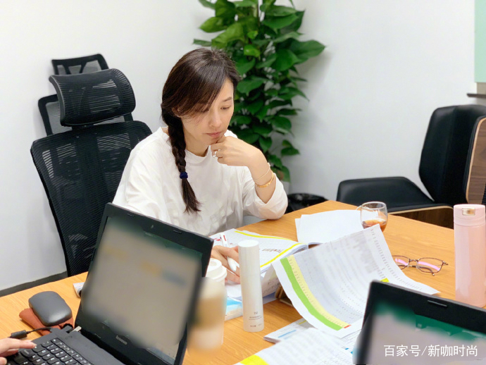 女神|49岁张庭晒美照，扎双马尾露甜美酒窝，与13年前一模一样？