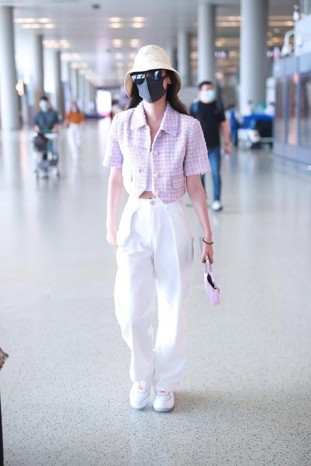 发型|袁冰妍黑白穿搭出镜简约时尚，发型又甜又酷，双手抱娃太温馨