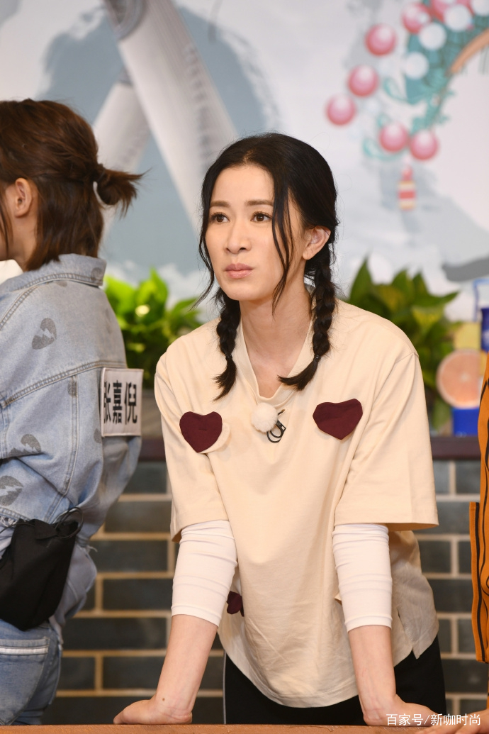 佘诗曼|女人过了40别瞎穿，学学佘诗曼这打扮才是出路，一下年轻10岁